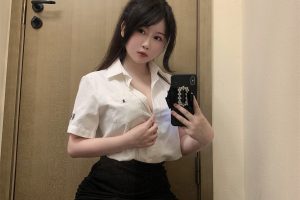 是依酱呀全套写真：成熟御姐风格的魅力绽放！